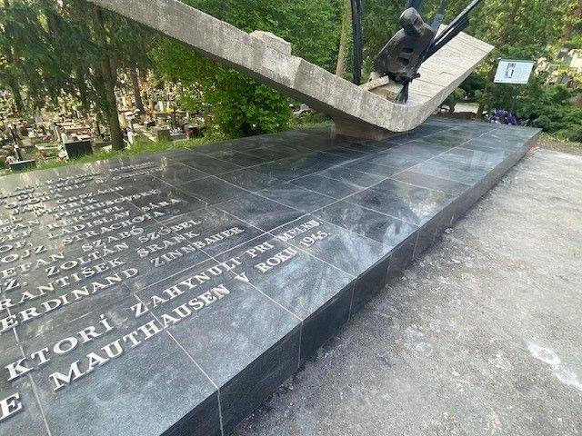 Oprava a kompletácia plastického hliníkového písma s menami padlých