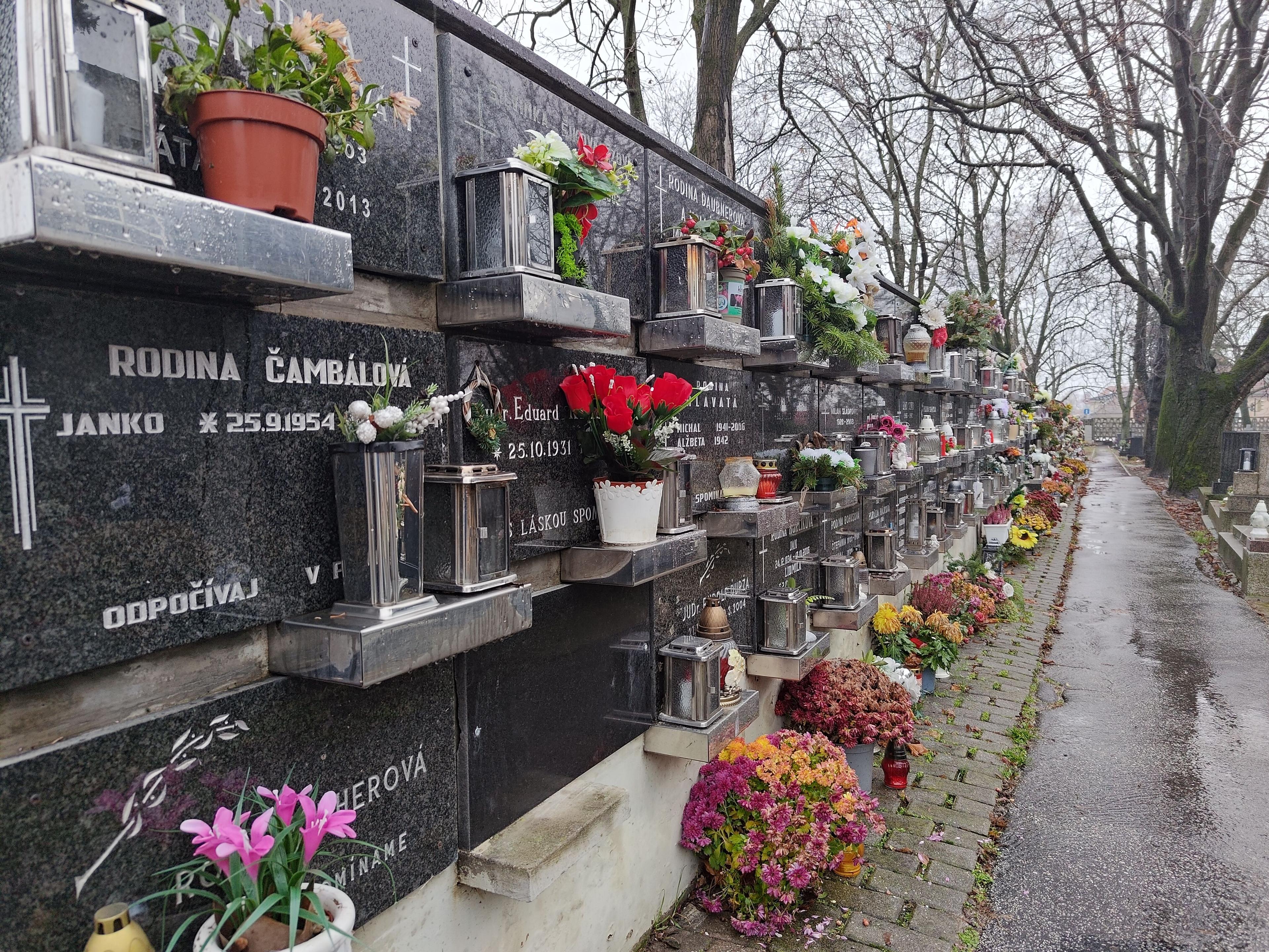 Urnové miesto v urnovej stene vrátane epitafnej dosky