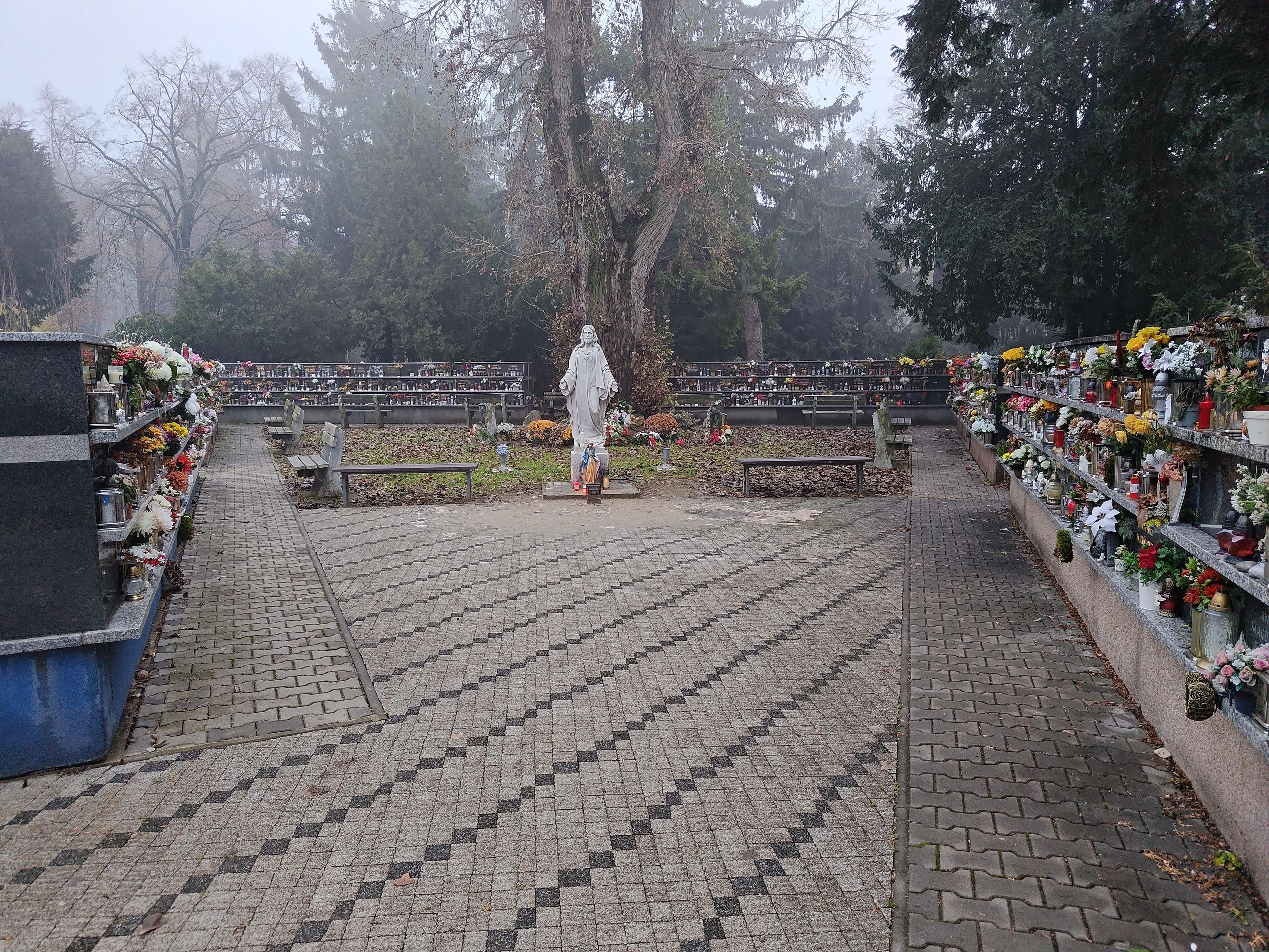 Urnové miesto v urnových stenách vrátane epitafnej dosky, Sektor 1