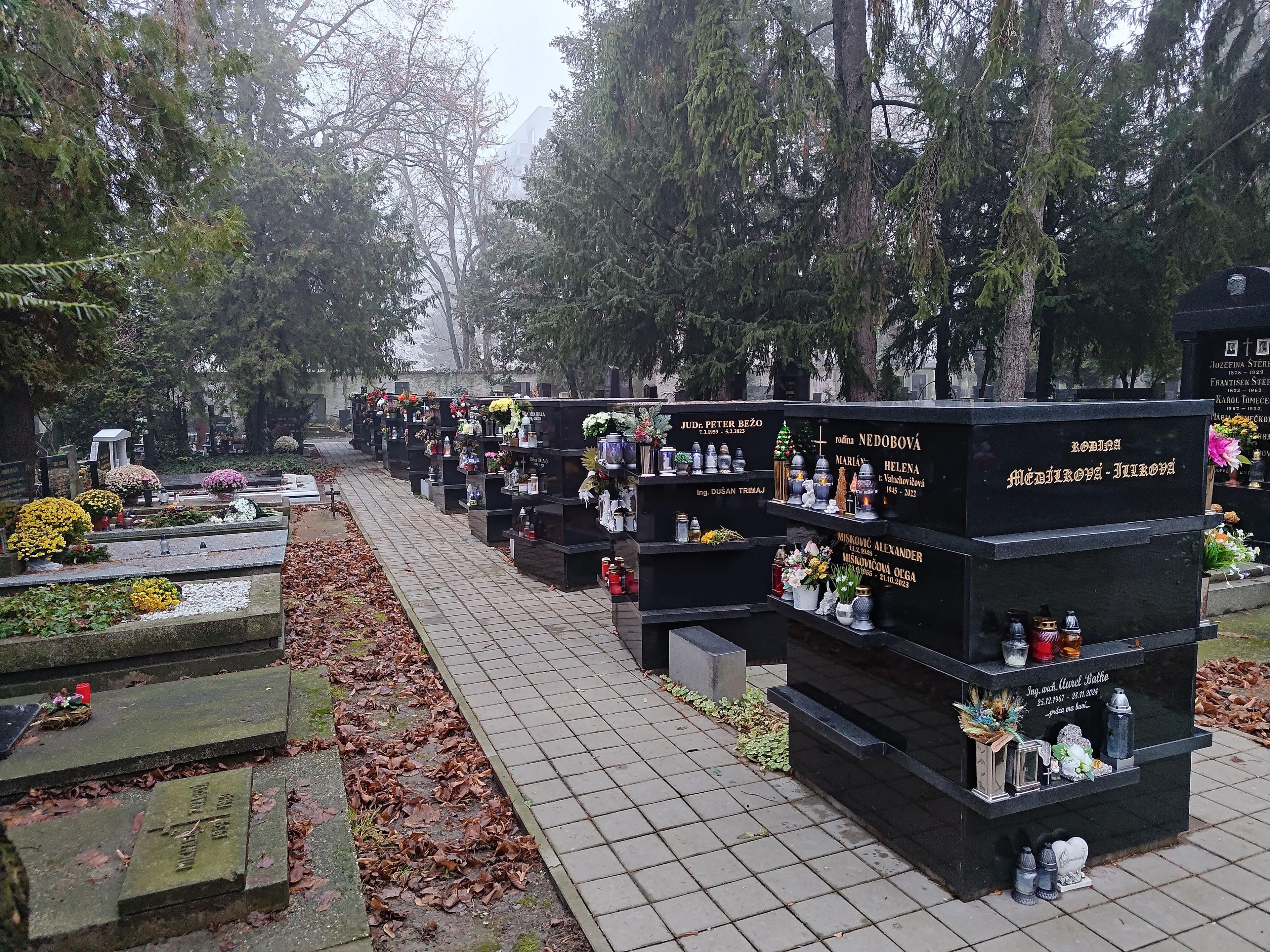 Urnové miesto v urnových stenách vrátane epitafnej dosky, Sektor22_U
