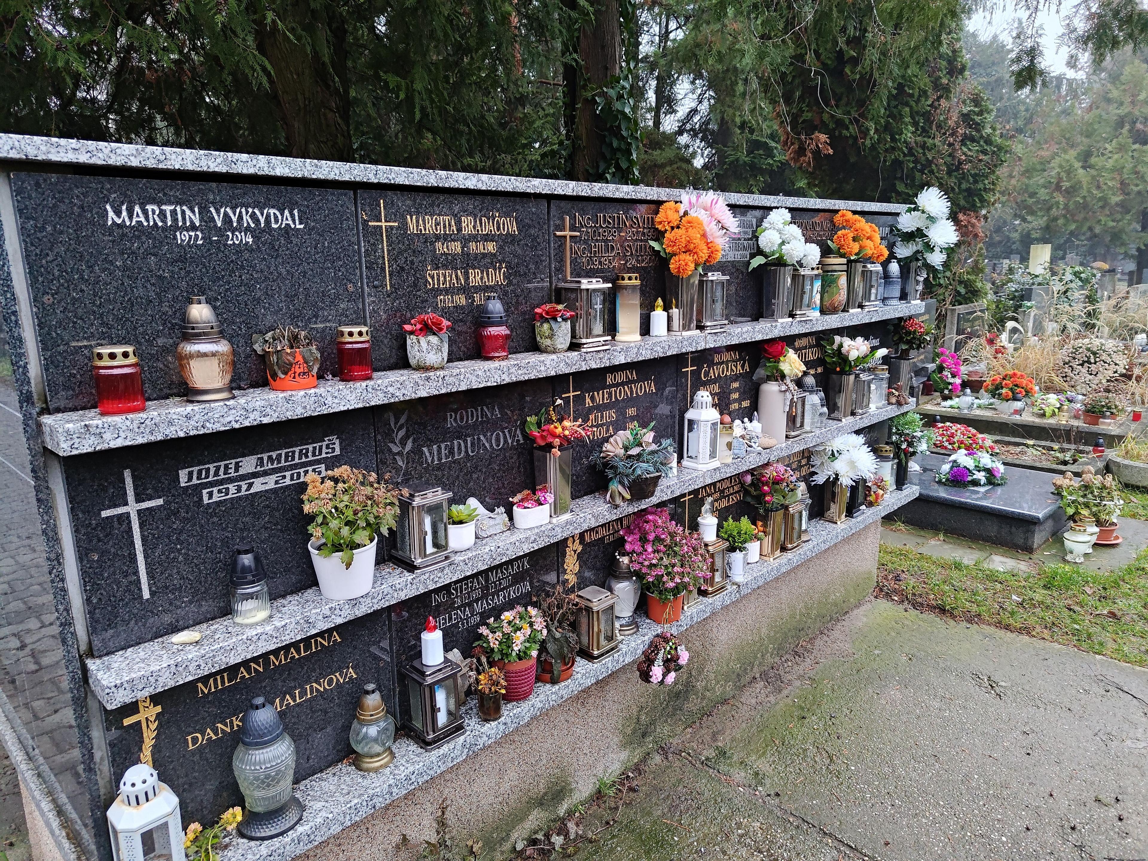 Urnové miesto v urnových stenách vrátane epitafnej dosky, Sektor3